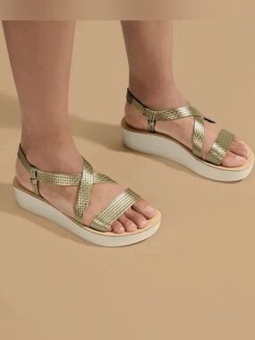 NEW OluKai Onohi Strappy Sandal White Bubbly Sand Gold NWT $130 Size 9